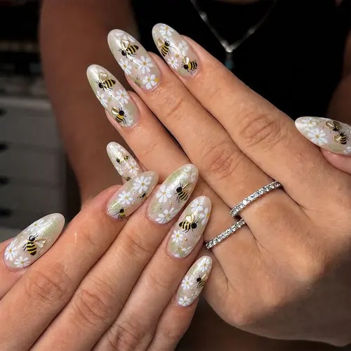 White Daisy and Bee Cat Eye Almond Press-On Nails photo 3