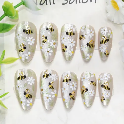 White Daisy and Bee Cat Eye Almond Press-On Nails photo 5